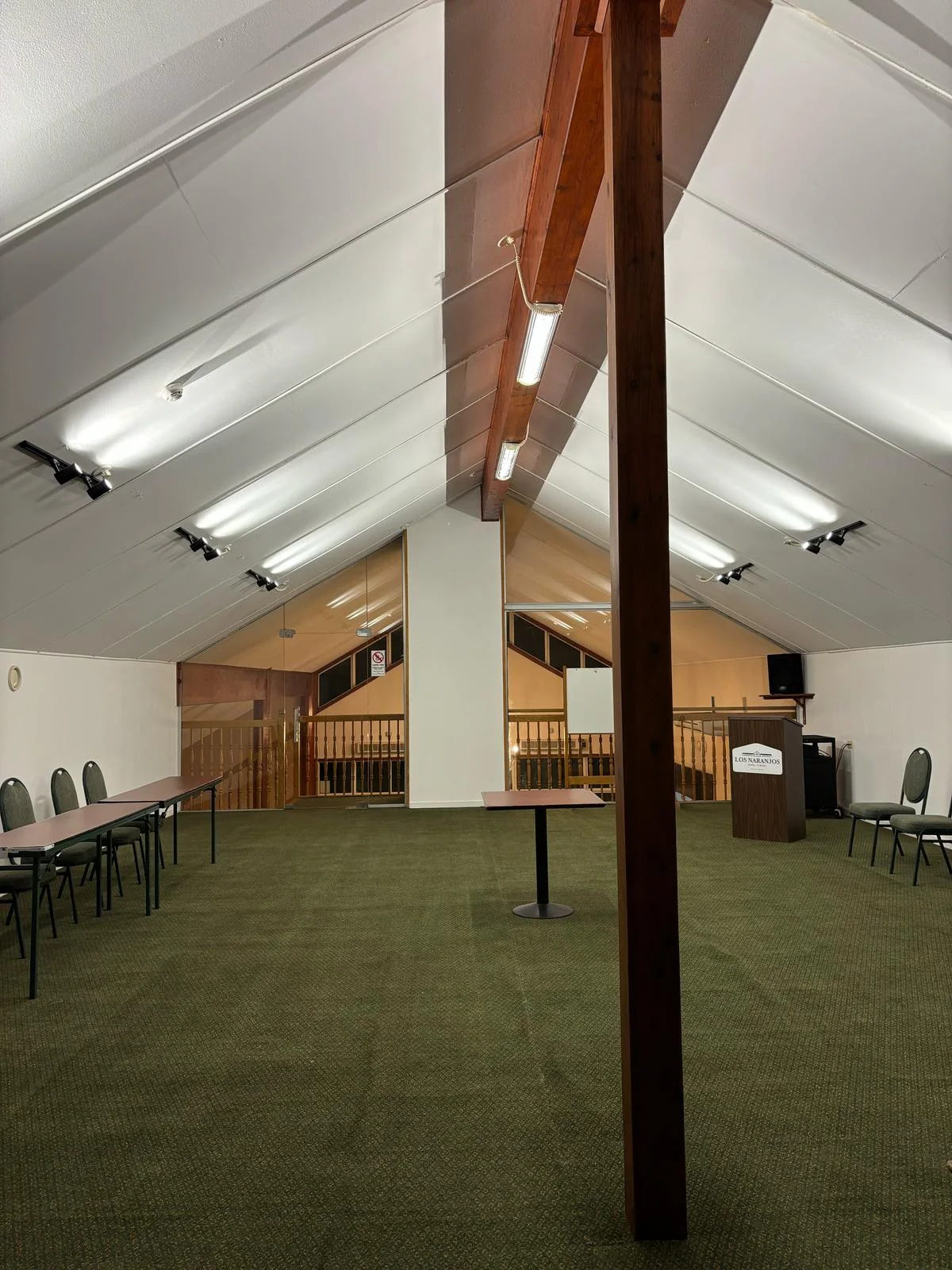 Vista de la amplitud del salón y su mobiliario móvil