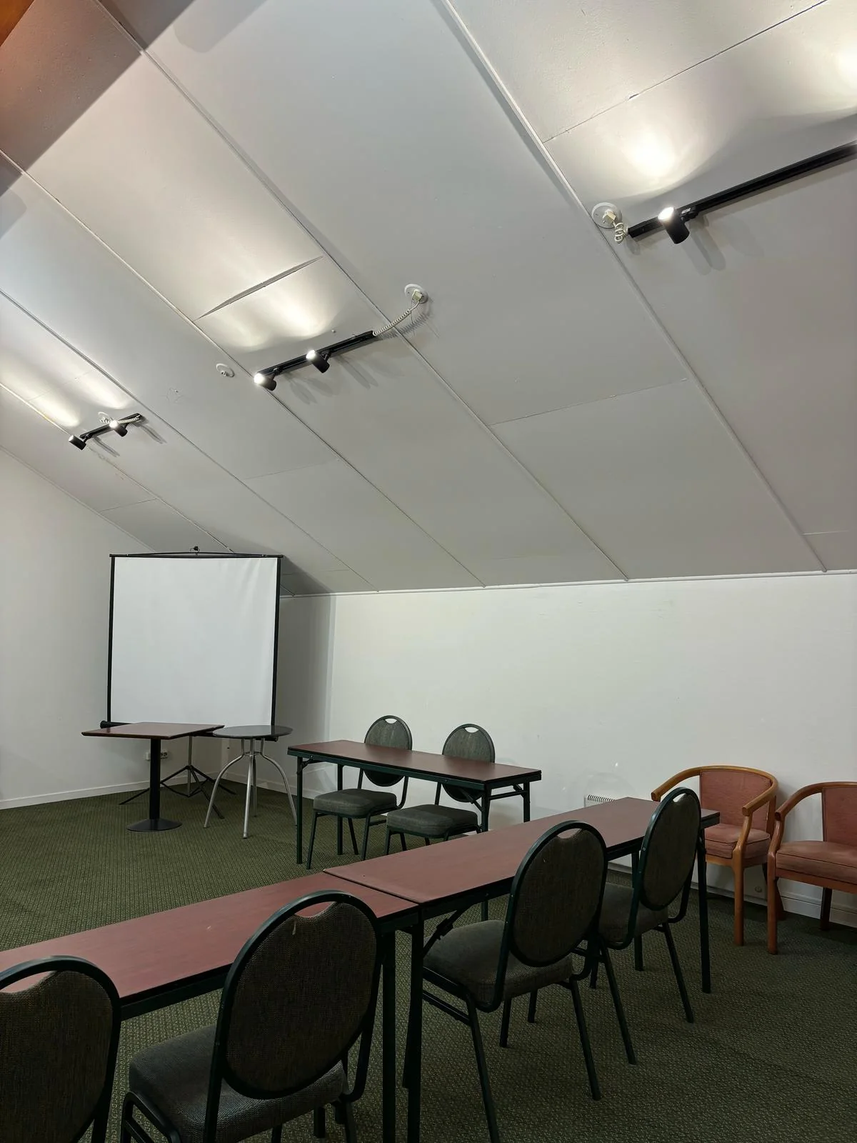 Salón de eventos de Hotel Los Naranjos preparado para una presentación