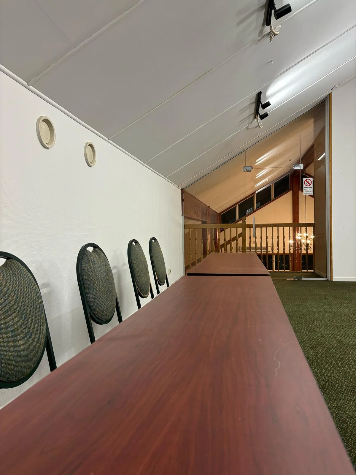 Sala de eventos preparada con mesas en U